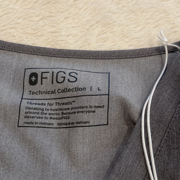 NWT Figs Casma Three Pocket Scrub Gray Top - Picture 4 of 4